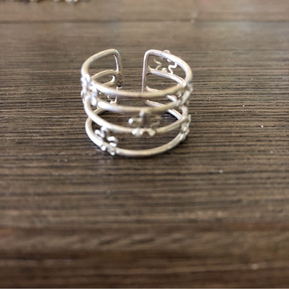 Sliver Metal Flower adjustable ring. - Picture 1 of 2